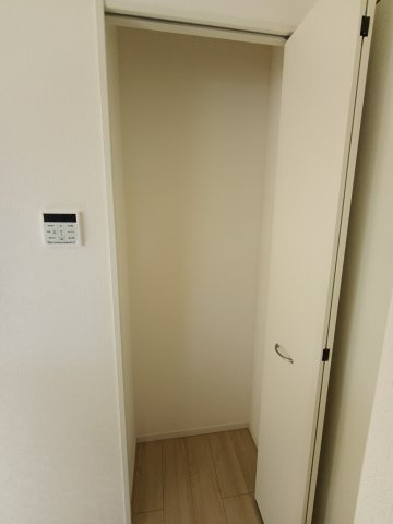 クレイドルガーデン周南市城ケ丘第5の収納|キッチン横に備え付けられた便利な開き戸タイプの収納空間。食料品のストックや生活用品をすっきりと整理でき、家事動線もスムーズになります。