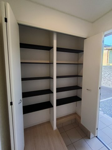 クレイドルガーデン周南市城ケ丘第5の玄関|靴や小物をたっぷり収納できる大容量のシューズボックス。可動棚付きで高さを自由に調節できるため、玄関周りを常に清潔かつきれいに保てます。