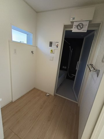 クレイドルガーデン周南市城ケ丘第5の脱衣所|浴室に隣接した明るく清潔感のある脱衣・洗濯スペース。小窓からの換気も可能で、ゆとりある床面により日常の着替えや洗濯作業も楽に行えます。