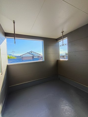 クレイドルガーデン周南市城ケ丘第5のバルコニー|屋根付きで雨の日でも安心して洗濯物が干せるルーフバルコニー。広々とした空間で風通しも良く、快適に日光浴や作業を楽しめます。