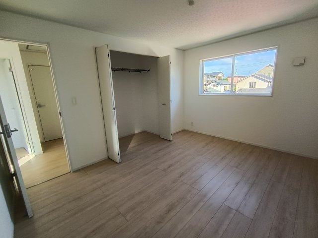 クレイドルガーデン周南市城ケ丘第5の洋室|主寝室にふさわしい広々とした7.8畳の洋室。大きなクローゼットを備えており、衣類や大きな荷物もすっきりと収納して快適に過ごせます。