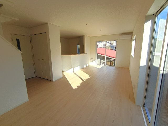 クレイドルガーデン周南市城ケ丘第5の居間・リビング|大きな窓から自然光がたっぷりと差し込む明るいLDK。木の温もりが感じられるナチュラルテイストで、開放感あふれる居心地の良いリビングです。