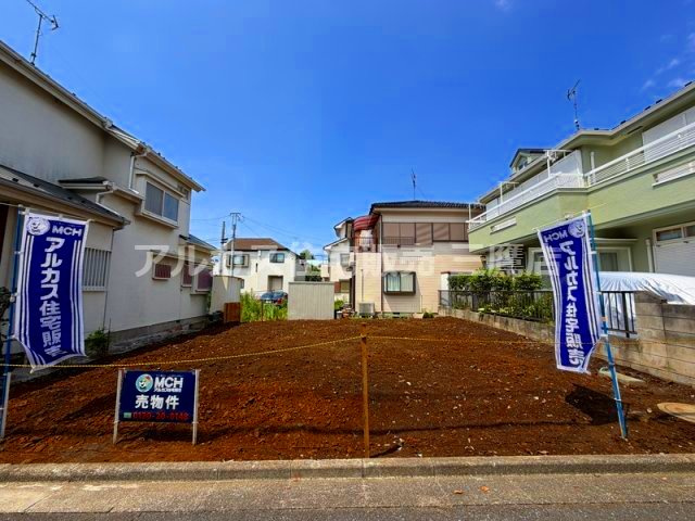 西武新宿線 田無駅 10分 新築戸建 西東京市向台町2丁目の外観|前面道路がすっきりとしており車通りも落ち着いている、2026年12月完成予定の新築現場。