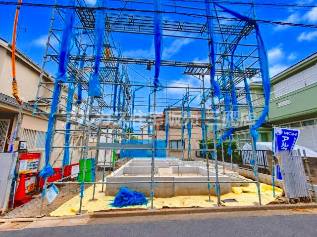 西武新宿線 田無駅 10分 新築戸建 西東京市向台町2丁目の外観|前面道路がすっきりとしており車通りも落ち着いている、2026年12月完成予定の新築現場。