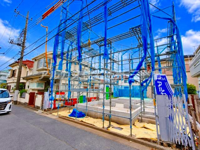西武新宿線 田無駅 10分 新築戸建 西東京市向台町2丁目の前面道路含む現地写真|周辺は静かな住宅街。2026年12月の新築完成に向けて整えられた心地よいロケーションです。