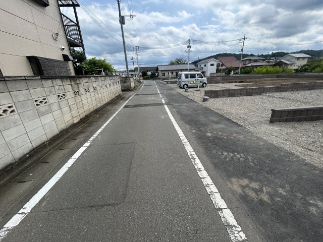 新築　高崎市石原町第25　Livele Garden.S　１号棟の前面道路含む現地写真|現地写真　東側接道幅員約3.8ｍ