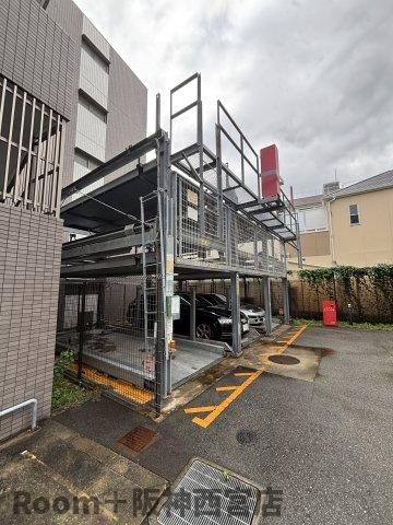 アッシュコート夙川公園の駐車場