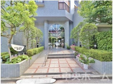 モアクレスト南葛西のエントランス|【エントランス】マンションのエントランスは、その物件の印象を決める、顔とも言える場所です。毎日通る場所ですからきれいなのが一番です。エントランス内はオートロックですので暮らしの安全も確保されています。