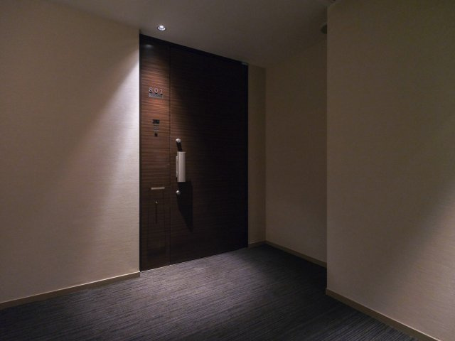 ウェリス駒込レジデンスのその他共用部分|エレベーターを降りてお部屋へと続く廊下は、内廊下設計です。外気の影響を受けにくく、プライバシーも守られやすいです