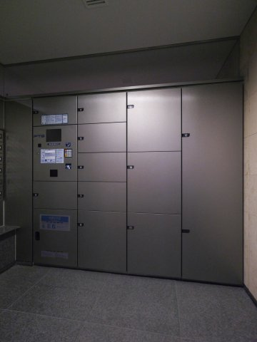 ウェリス駒込レジデンスの設備|◆宅配ボックス◆24時間いつでも荷物受け取りが可能。プライベートの時間を邪魔されず、配達時間も気にせず過ごすことができる便利な設備です