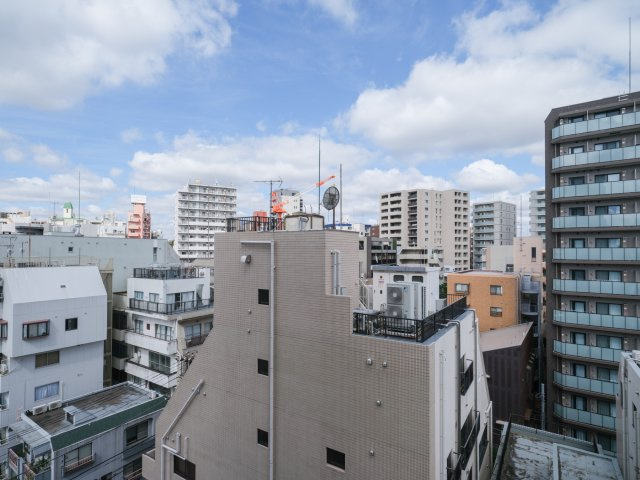 ウェリス駒込レジデンスの展望|視界の先まで街並みが広がる眺望です。空を身近に感じられる開放感のある景色をお楽しみいただけます
