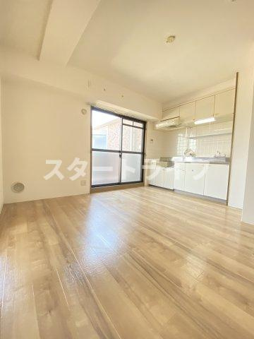 大阪市淀川区東三国６丁目の賃貸マンションの居間・リビング