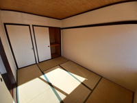 畳の上でゆっくりとくつろげる和室です