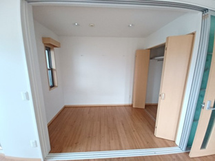落ち着いて過ごせるお部屋なので、寝室にいかがでしょうか