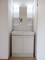 ゆったりとスペースのある洗面所