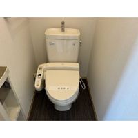 落ち着いた色調のトイレです