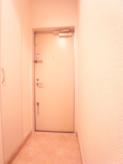 収納もある玄関です
