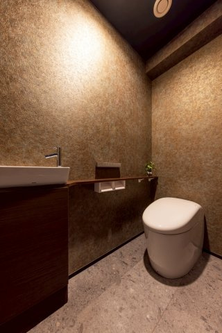 北名次町高性能住宅のトイレ|スタイリッシュなタンクレストイレを採用し、空間をすっきりとした印象に。デザイン性と使いやすさを両立した快適なトイレ空間です。