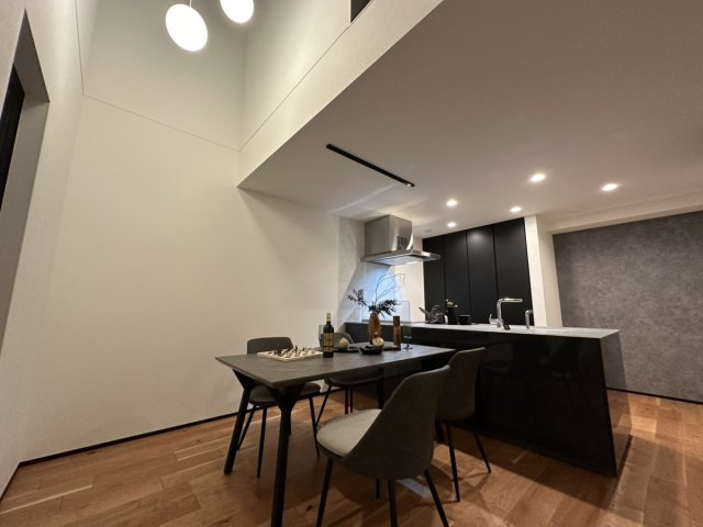 北名次町高性能住宅の居間・リビング|大きな吹抜けと美しい照明が、夜の住まいを上質な空間へと演出。
昼とは異なる落ち着いた雰囲気の中で、家