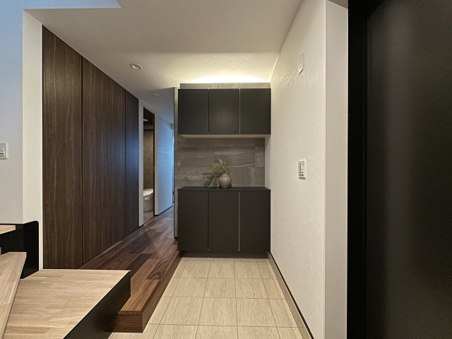 北名次町高性能住宅の玄関|ホワイトタイルとエコカラットを採用した玄関は、明るく清潔感あふれる上質空間。調湿・消臭機能により、い