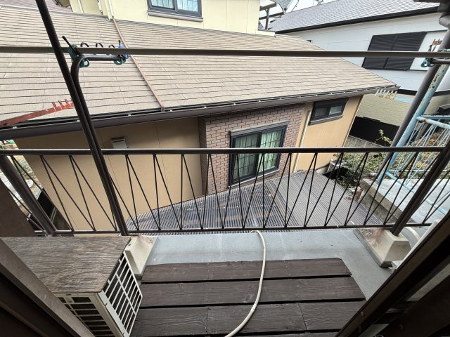 尼崎市口田中　中古テラスハウスのバルコニー|外からの目が気にならないバルコニーで洗濯物が干せます
