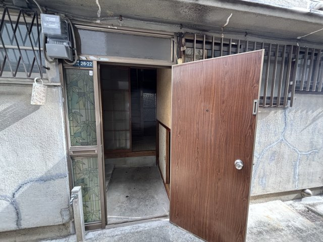 尼崎市口田中　中古テラスハウスの玄関|収納もある玄関です