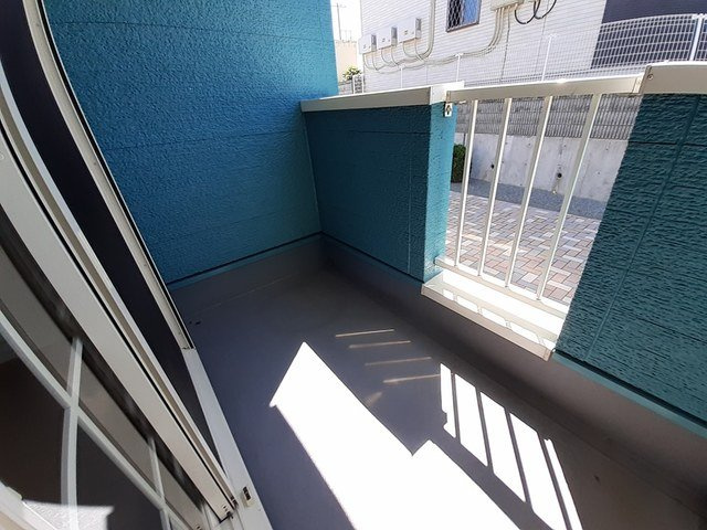 暖かな日差しのふりそそぐバルコニー