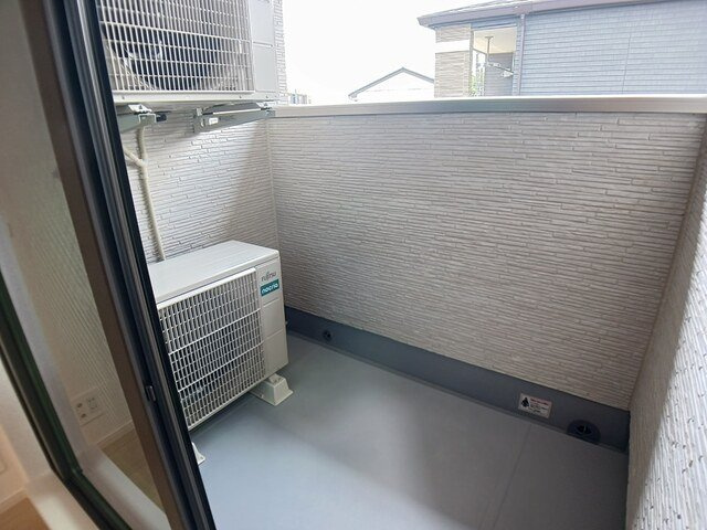 暖かな日差しのふりそそぐバルコニー