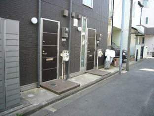 玄関の横に自転車が置けそうかな？ダメかな？置いたら・・・