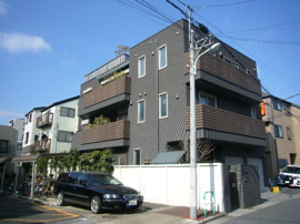 建物外観写真です！重厚でカッコ良い建物に見えませんか？
