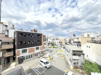 【展望】 | 北野ハイツ | 近隣に大きな建物が無いので開放的！2部屋続きのバルコニーで洗濯物もたっぷり干せます。