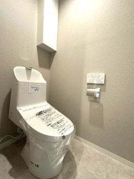 【トイレ】 | 北野ハイツ | 温水洗浄便座付のトイレで、冬の寒い時期でも快適！汚れた時にはサッと拭けて衛生的です。
