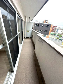 【バルコニー】 | 北野ハイツ | 北東向きバルコニー！2部屋続きのバルコニーで、晴れた日にはたっぷりの洗濯物やお布団を干すことができます。