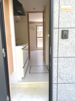 毎日通る玄関はこちらです