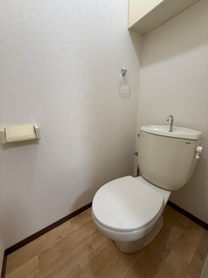 【トイレ】 | パーラメントⅡ | 人気のバストイレ別です♪トイレが独立していると使いやすいですよね☆小物を置ける便利な棚やタオルハンガーも付いています♪