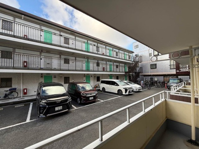 【バルコニー】 | パーラメントⅡ | バルコニーは南向きです！お洗濯物はお昼からでも乾きそう☆2部屋から出入りできるのでお洗濯物の出し入れに便利♪