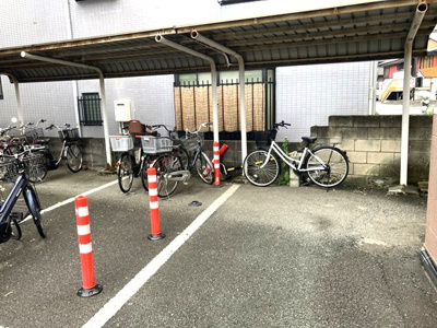 【その他共用部分】 | パーラメントⅡ | 屋根付きの駐輪場で雨が降っても大切な自転車が濡れなくてすみますね♪自転車はちょっとした移動手段に便利ですよね！