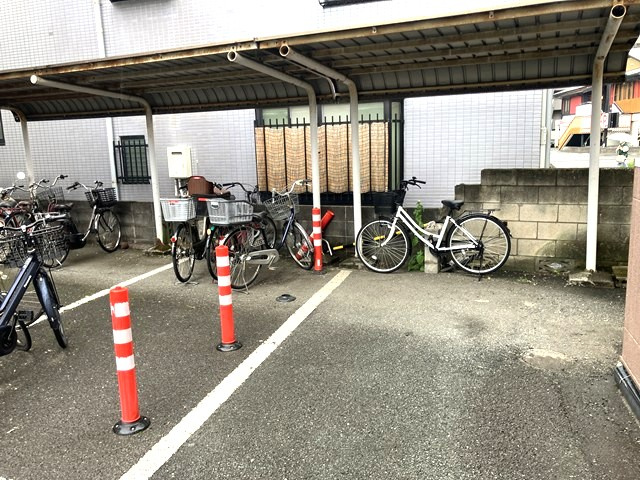 【その他共用部分】 | パーラメントⅡ | 屋根付きの駐輪場で雨が降っても大切な自転車が濡れなくてすみますね♪自転車はちょっとした移動手段に便利ですよね！