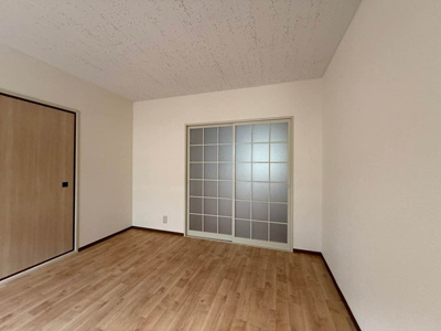 【寝室】 | パーラメントⅡ | 南向き洋室6帖☆バルコニー側からの眺めです！洋室のお部屋は寝室や子供部屋としても使えますね♪