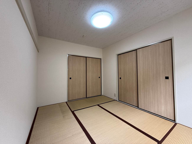 【和室】 | パーラメントⅡ | 南向き和室6帖☆バルコニーに繋がる落ち着くお部屋です！和室は冬場はコタツでほっこり♪夏は意外と涼しくて使い勝手がいいんですよ♪