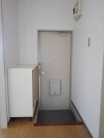収納もある玄関です