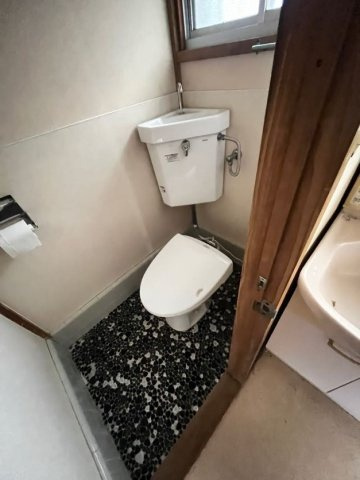 落ち着いた色調のトイレです