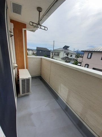 開放的で明るい空間を演出してくれるバルコニーです