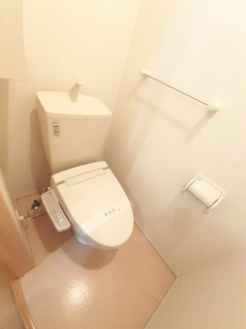 落ち着いた色調のトイレです