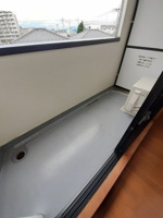 暖かな日差しのふりそそぐバルコニー