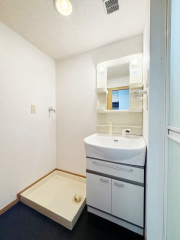 明るい洗面所です