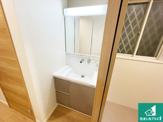 尼崎市食満　中古一戸建ての独立洗面台|清潔感のある洗面台です。フラットな鏡は掃除がしやすく毎日清潔！鏡裏には収納があるのでスッキリとした洗面台が保てます。