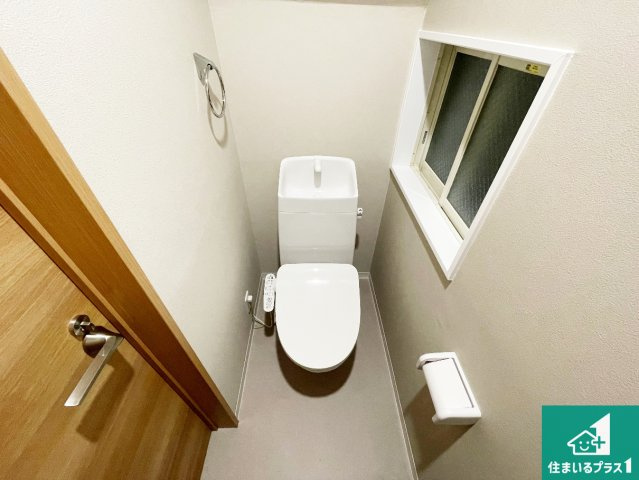 尼崎市食満　中古一戸建てのトイレ|1・2階の2ヶ所にあるので、朝の忙しい時間の順番待ちもなく、深夜の利用にも大変便利です。