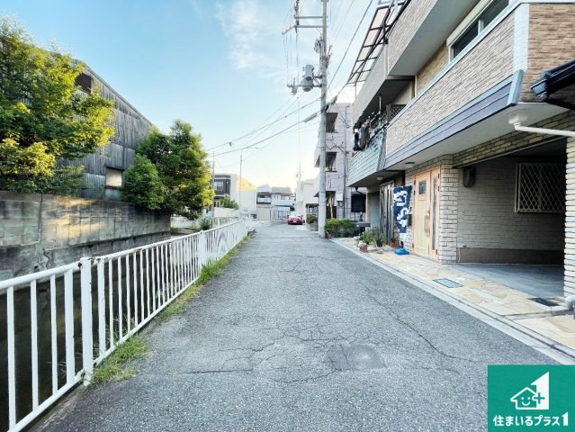 尼崎市食満　中古一戸建ての前面道路含む現地写真|周辺は閑静な住宅街！前面道路広々で車の出し入れも便利です。駐車が苦手な方でも安心して車庫入れできます！