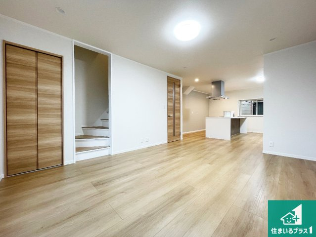 尼崎市食満　中古一戸建ての居間・リビング|日当たり良好の明るいリビングで朝の目覚めもスッキリできそう！対面キッチンでご家族のコミュニケーションも自然と増える設計！小さなお子様が遊ぶスペースを作っても広々とくつろげるLDK！